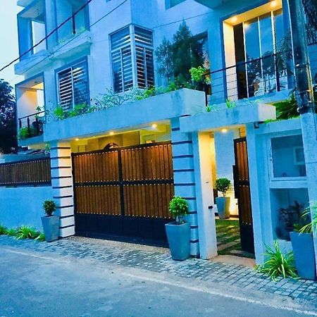 8 Plus Luxury Apartments Negombo Buitenkant foto