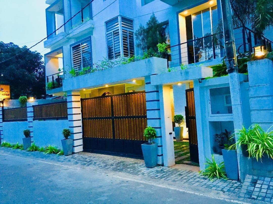 8 Plus Luxury Apartments Negombo Buitenkant foto