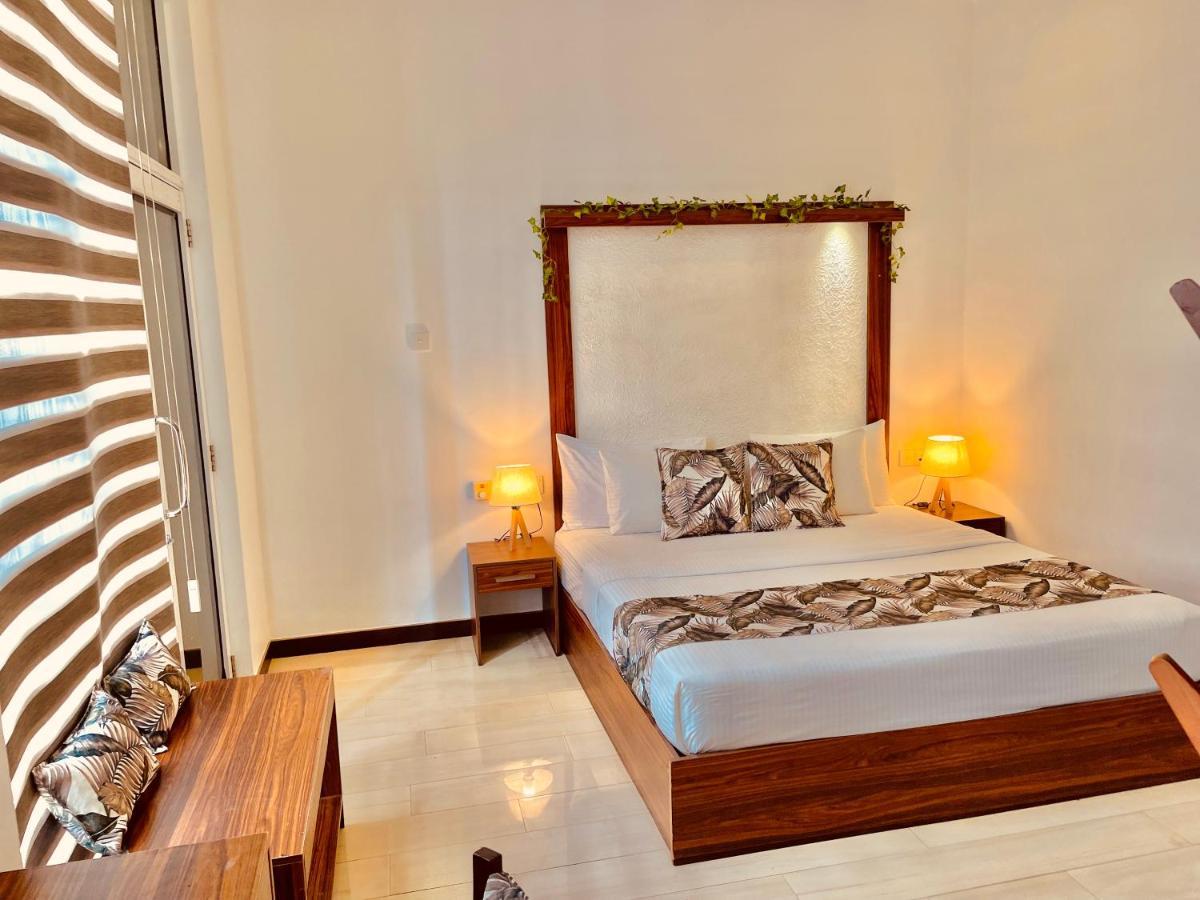 8 Plus Luxury Apartments Negombo Buitenkant foto
