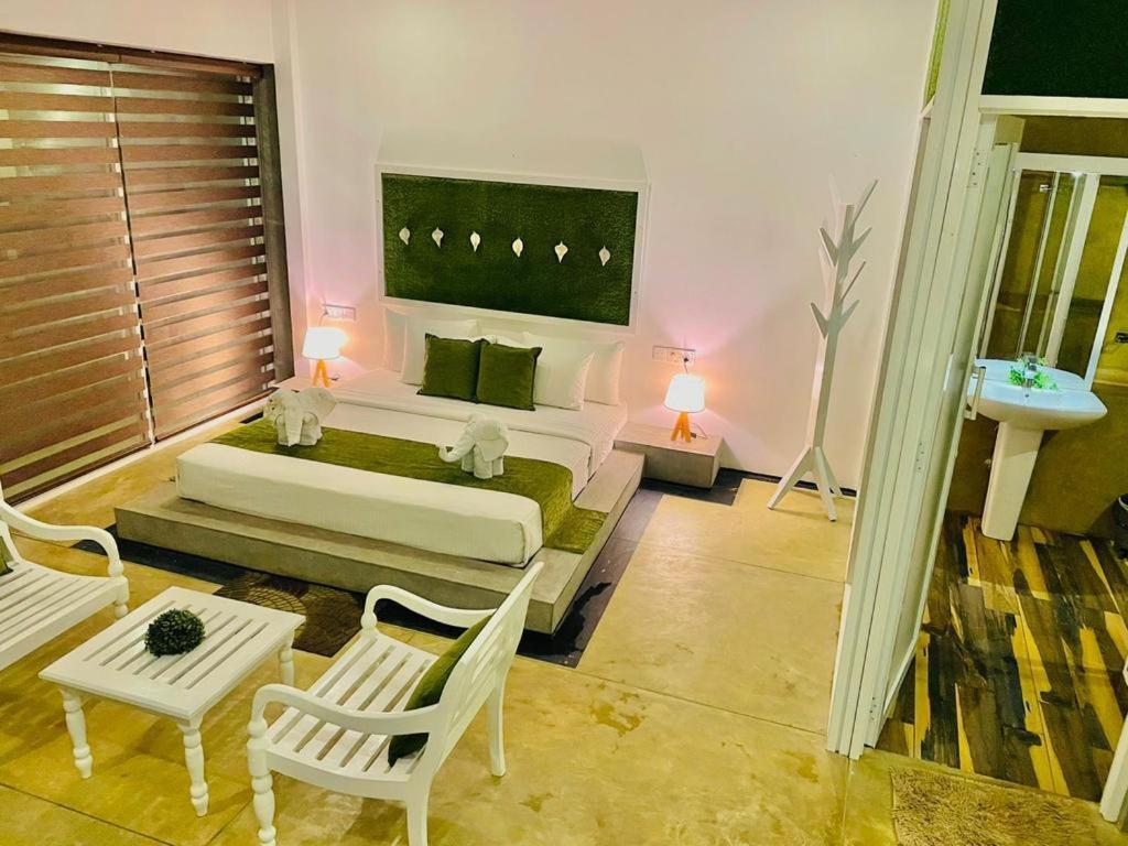 8 Plus Luxury Apartments Negombo Buitenkant foto