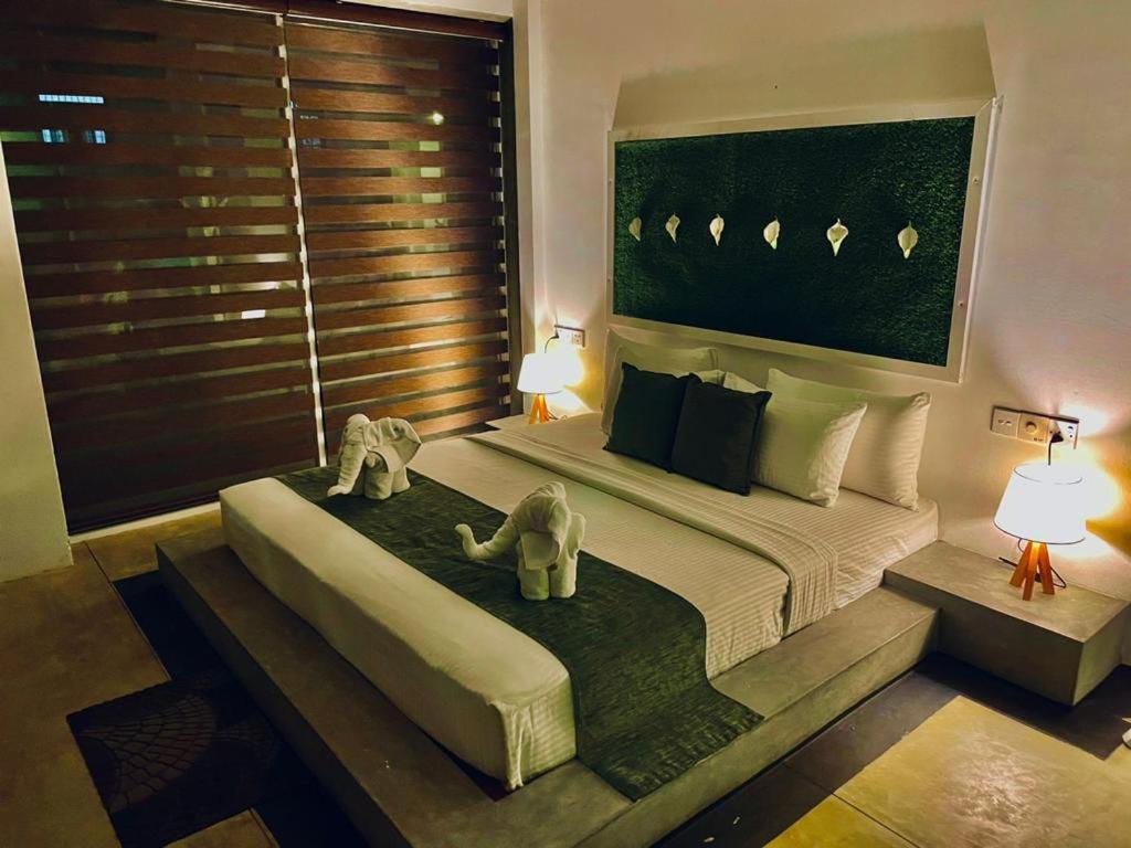8 Plus Luxury Apartments Negombo Buitenkant foto