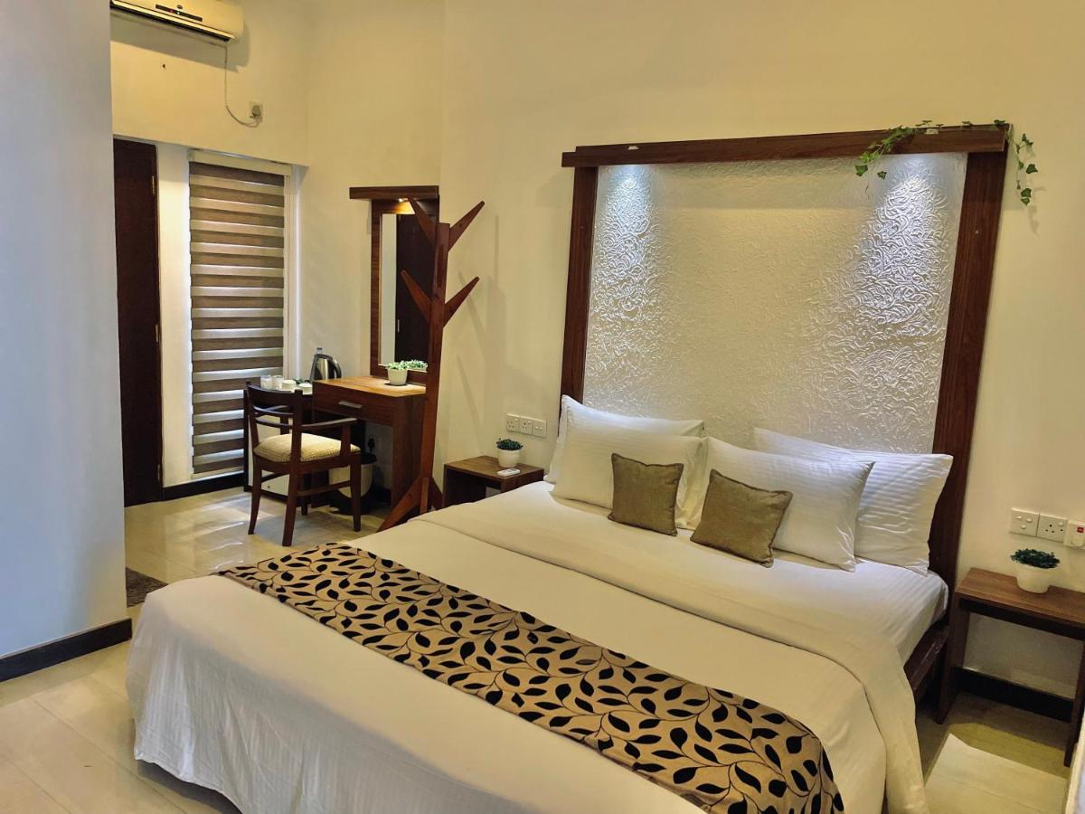 8 Plus Luxury Apartments Negombo Buitenkant foto